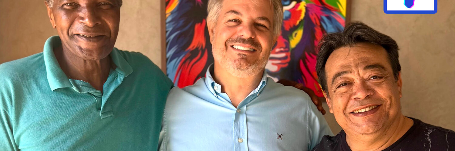 A Interplan viveu um momento especial e cheio de significado em Álvares Machado durante uma visita à Rádio7 FM. Representando o grupo, o querido Gilberto Dearo participou de um encontro leve, verdadeiro e marcado por conexões humanas, ao lado dos radialistas Hailton Freitas e Hélio Cassimiro. O bate-papo foi uma oportunidade para compartilhar a essência do trabalho realizado pela Interplan e pela Interpet, destacando valores como acolhimento, respeito e cuidado com as famílias em todos os momentos da vida. Mais do que apresentar serviços, o encontro reforçou o propósito que move diariamente toda a equipe: estar presente com empatia, humanidade e apoio verdadeiro. Um depoimento emocionante que marcou o encontro O momento também foi marcado por muita emoção. Durante a conversa, Hailton Freitas, cliente da Interplan há muitos anos, compartilhou um relato sincero sobre a experiência recente vivida com a Interpet na despedida do seu companheiro de quatro patas, o querido Evaristo. O depoimento trouxe à tona a importância do acolhimento em momentos delicados e mostrou, na prática, o compromisso da empresa em tratar cada história com carinho, respeito e atenção individualizada. Histórias como essa fortalecem ainda mais a missão da Interplan e da Interpet de cuidar das pessoas e de seus laços mais importantes. Interplan e Interpet: acolhimento em todos os momentos Ao longo dos anos, a Interplan se consolidou como referência em acolhimento e cuidado às famílias, construindo relações baseadas em confiança, proximidade e respeito. Já a Interpet nasceu com o propósito de oferecer um atendimento humanizado também às famílias que enfrentam a despedida de seus pets, reconhecendo o amor e a conexão únicos entre tutores e animais. O encontro na Rádio7 FM reforçou exatamente isso: mais do que empresas, Interplan e Interpet representam apoio, presença e acolhimento nos momentos que realmente importam. Um dia para fortalecer conexões e relembrar origens A visita à rádio foi também uma oportunidade de relembrar origens, fortalecer conexões e celebrar histórias construídas ao longo do tempo. Em um ambiente descontraído e cheio de verdade, a conversa mostrou que o propósito da Interplan segue firme: acolher pessoas, criar vínculos e estar ao lado das famílias em todos os momentos da vida. Um encontro especial que ficará marcado na memória e no coração de todos que participaram.
