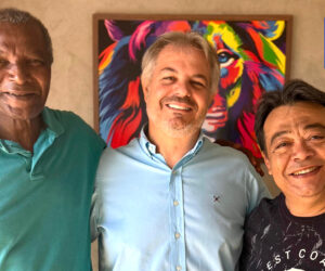 A Interplan viveu um momento especial e cheio de significado em Álvares Machado durante uma visita à Rádio7 FM. Representando o grupo, o querido Gilberto Dearo participou de um encontro leve, verdadeiro e marcado por conexões humanas, ao lado dos radialistas Hailton Freitas e Hélio Cassimiro. O bate-papo foi uma oportunidade para compartilhar a essência do trabalho realizado pela Interplan e pela Interpet, destacando valores como acolhimento, respeito e cuidado com as famílias em todos os momentos da vida. Mais do que apresentar serviços, o encontro reforçou o propósito que move diariamente toda a equipe: estar presente com empatia, humanidade e apoio verdadeiro. Um depoimento emocionante que marcou o encontro O momento também foi marcado por muita emoção. Durante a conversa, Hailton Freitas, cliente da Interplan há muitos anos, compartilhou um relato sincero sobre a experiência recente vivida com a Interpet na despedida do seu companheiro de quatro patas, o querido Evaristo. O depoimento trouxe à tona a importância do acolhimento em momentos delicados e mostrou, na prática, o compromisso da empresa em tratar cada história com carinho, respeito e atenção individualizada. Histórias como essa fortalecem ainda mais a missão da Interplan e da Interpet de cuidar das pessoas e de seus laços mais importantes. Interplan e Interpet: acolhimento em todos os momentos Ao longo dos anos, a Interplan se consolidou como referência em acolhimento e cuidado às famílias, construindo relações baseadas em confiança, proximidade e respeito. Já a Interpet nasceu com o propósito de oferecer um atendimento humanizado também às famílias que enfrentam a despedida de seus pets, reconhecendo o amor e a conexão únicos entre tutores e animais. O encontro na Rádio7 FM reforçou exatamente isso: mais do que empresas, Interplan e Interpet representam apoio, presença e acolhimento nos momentos que realmente importam. Um dia para fortalecer conexões e relembrar origens A visita à rádio foi também uma oportunidade de relembrar origens, fortalecer conexões e celebrar histórias construídas ao longo do tempo. Em um ambiente descontraído e cheio de verdade, a conversa mostrou que o propósito da Interplan segue firme: acolher pessoas, criar vínculos e estar ao lado das famílias em todos os momentos da vida. Um encontro especial que ficará marcado na memória e no coração de todos que participaram.