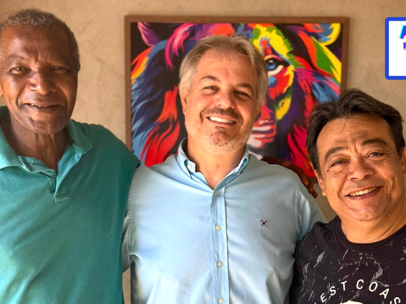 A Interplan viveu um momento especial e cheio de significado em Álvares Machado durante uma visita à Rádio7 FM. Representando o grupo, o querido Gilberto Dearo participou de um encontro leve, verdadeiro e marcado por conexões humanas, ao lado dos radialistas Hailton Freitas e Hélio Cassimiro. O bate-papo foi uma oportunidade para compartilhar a essência do trabalho realizado pela Interplan e pela Interpet, destacando valores como acolhimento, respeito e cuidado com as famílias em todos os momentos da vida. Mais do que apresentar serviços, o encontro reforçou o propósito que move diariamente toda a equipe: estar presente com empatia, humanidade e apoio verdadeiro. Um depoimento emocionante que marcou o encontro O momento também foi marcado por muita emoção. Durante a conversa, Hailton Freitas, cliente da Interplan há muitos anos, compartilhou um relato sincero sobre a experiência recente vivida com a Interpet na despedida do seu companheiro de quatro patas, o querido Evaristo. O depoimento trouxe à tona a importância do acolhimento em momentos delicados e mostrou, na prática, o compromisso da empresa em tratar cada história com carinho, respeito e atenção individualizada. Histórias como essa fortalecem ainda mais a missão da Interplan e da Interpet de cuidar das pessoas e de seus laços mais importantes. Interplan e Interpet: acolhimento em todos os momentos Ao longo dos anos, a Interplan se consolidou como referência em acolhimento e cuidado às famílias, construindo relações baseadas em confiança, proximidade e respeito. Já a Interpet nasceu com o propósito de oferecer um atendimento humanizado também às famílias que enfrentam a despedida de seus pets, reconhecendo o amor e a conexão únicos entre tutores e animais. O encontro na Rádio7 FM reforçou exatamente isso: mais do que empresas, Interplan e Interpet representam apoio, presença e acolhimento nos momentos que realmente importam. Um dia para fortalecer conexões e relembrar origens A visita à rádio foi também uma oportunidade de relembrar origens, fortalecer conexões e celebrar histórias construídas ao longo do tempo. Em um ambiente descontraído e cheio de verdade, a conversa mostrou que o propósito da Interplan segue firme: acolher pessoas, criar vínculos e estar ao lado das famílias em todos os momentos da vida. Um encontro especial que ficará marcado na memória e no coração de todos que participaram.